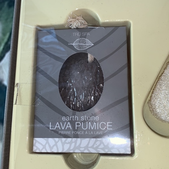 Spa Set Giftbox NWOT Exfoliate, Sponge, Gloves & Lava Pumice - Picture 7 of 10